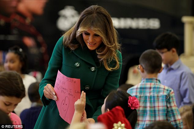 474CDBF300000578-5176441-The_first_lady_leaned_over_to_read_one_little_girl_s_card_which_-a-15_1513203151363.jpg